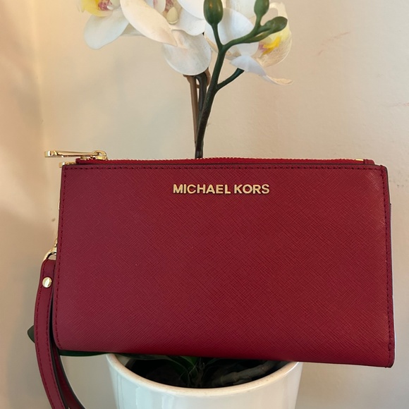 Michael Kors NWOT Jet Set Travel Large Saffiano Leather Quarter-Zip Wallet - Picture 1 of 5